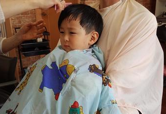 子どものヘアカットはどこで頼む？親御さんが安心して利用しやすい美容室・理容室の選び方