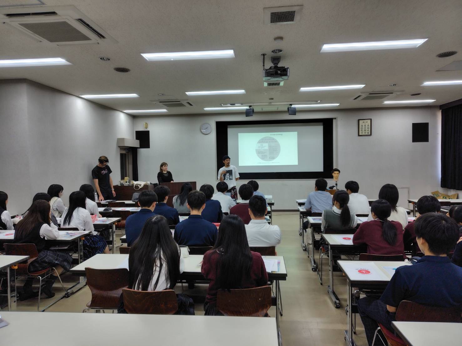 東大阪敬愛高等学校にて開催された進学ガイダンスにプラージュが参加いたしました。